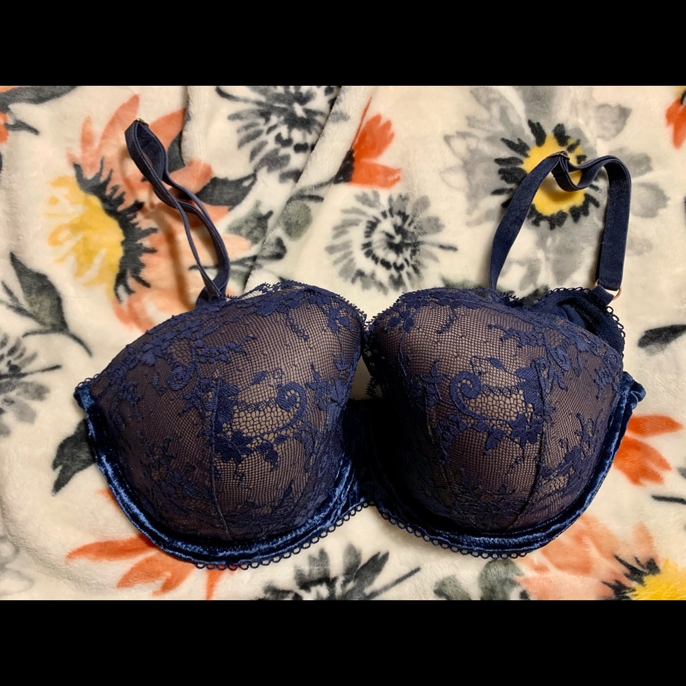 Victoria’s Secret Dream Angels bra. 34DDD lace